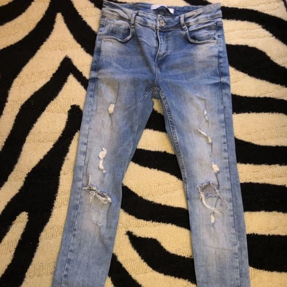 ZARA RIPPED JEANS - Picture 1 of 5
